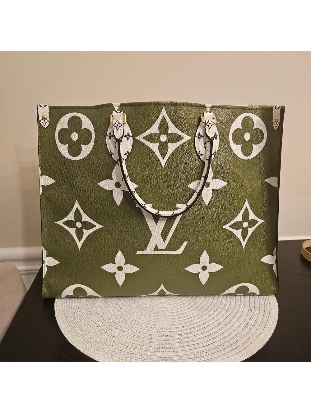 Louis Vuitton Onthego GM Giant Monogram Khaki/Beige Tote